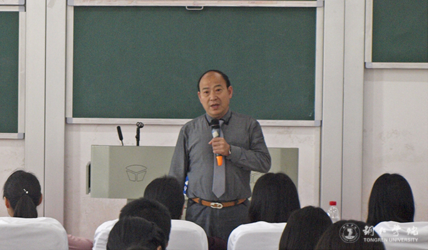 伟德官网举办“站在彼岸看祖国”讲座